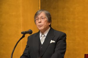 告辞・祝辞を述べる高柳理事長・学長